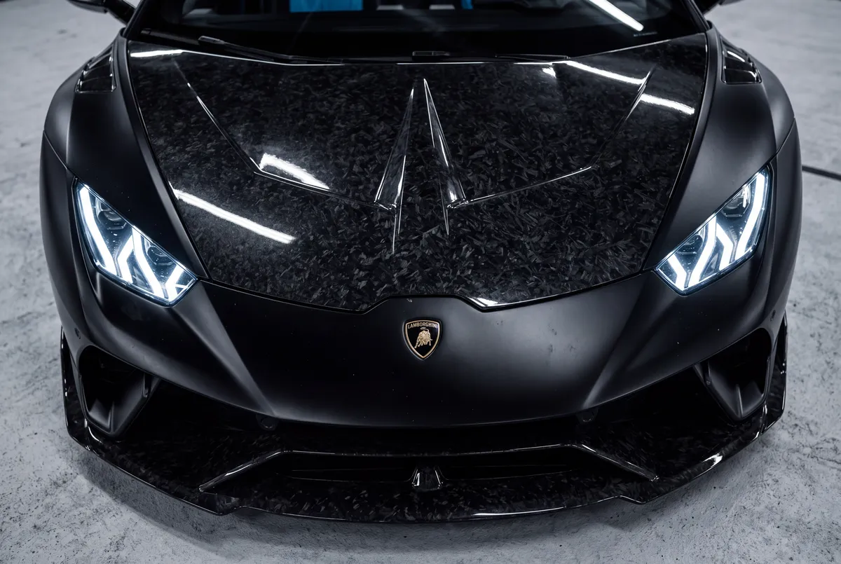 Matte black Huracán, front detail